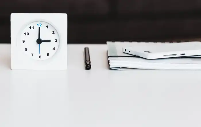 arbeitszeiterfassung uhr und unterlagen unsplash
