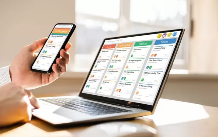 Digitales Kanban-Board auf Laptop und Smartphone