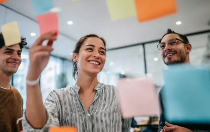 Team plant agil mit Haftnotizen am Whiteboard