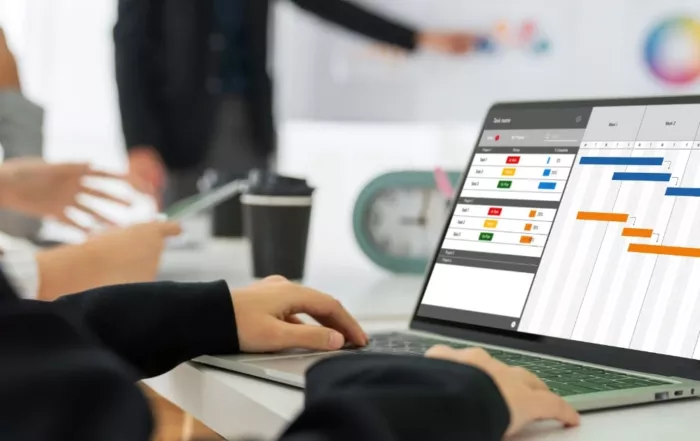 Gantt‑Diagramm auf Laptop in Meeting zur Wasserfall‑Projektplanung